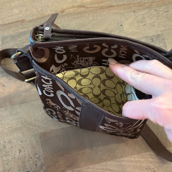 Vintage Coach Signature Brown Crossbody Bag - Picture 2 of 9
